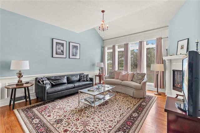 9020 N Oxford Avenue, Kansas City, MO 64157