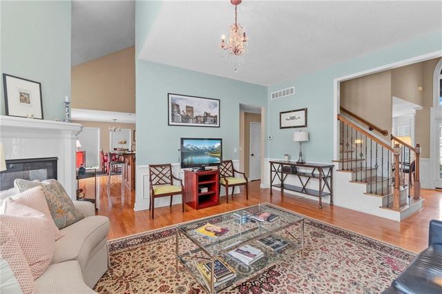 9020 N Oxford Avenue, Kansas City, MO 64157
