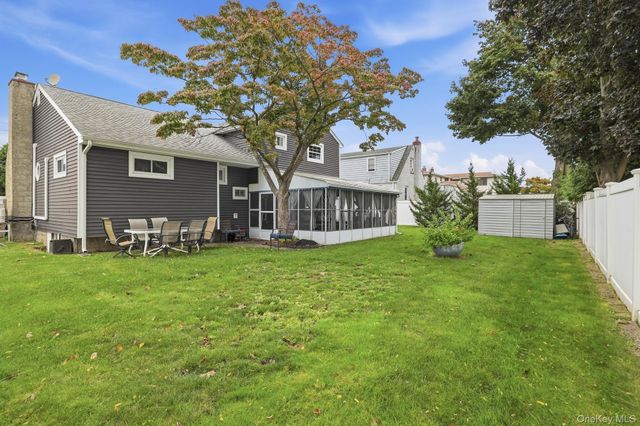 131 Fir Street, Lindenhurst, NY 11757