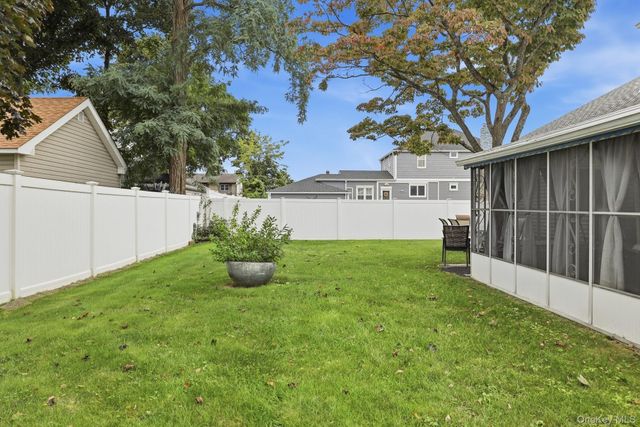 131 Fir Street, Lindenhurst, NY 11757