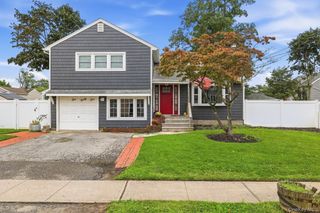 131 Fir Street, Lindenhurst, NY 11757