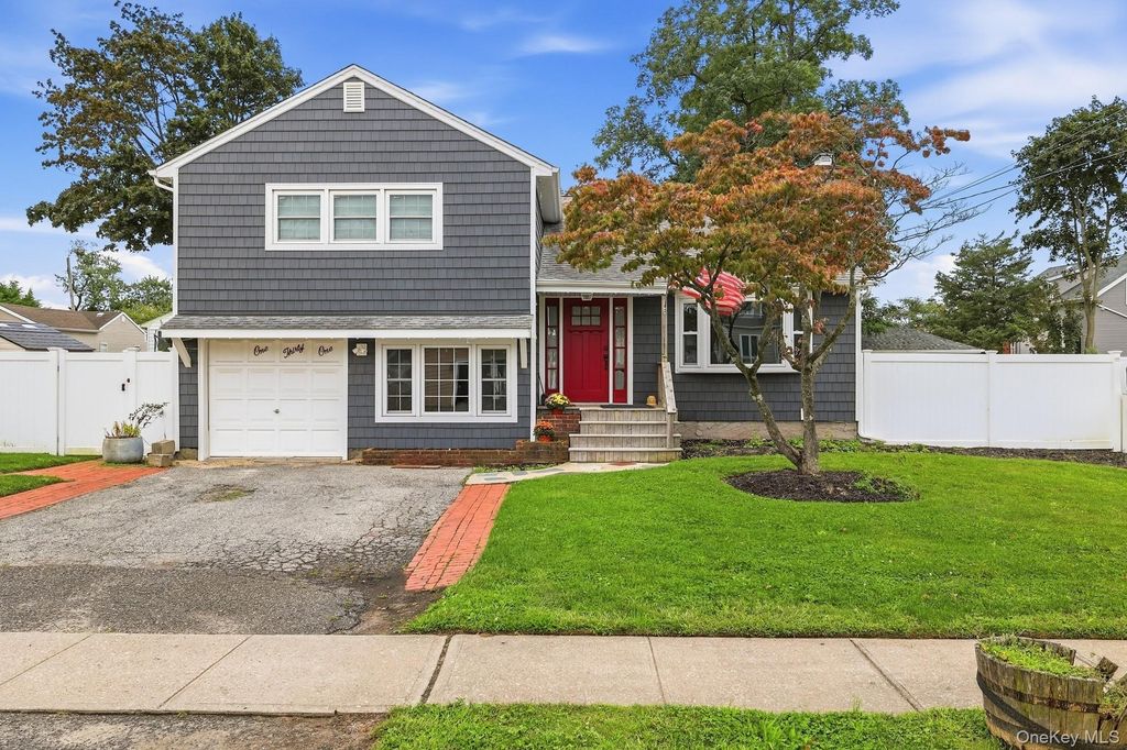 131 Fir Street, Lindenhurst, NY 11757 — exterior