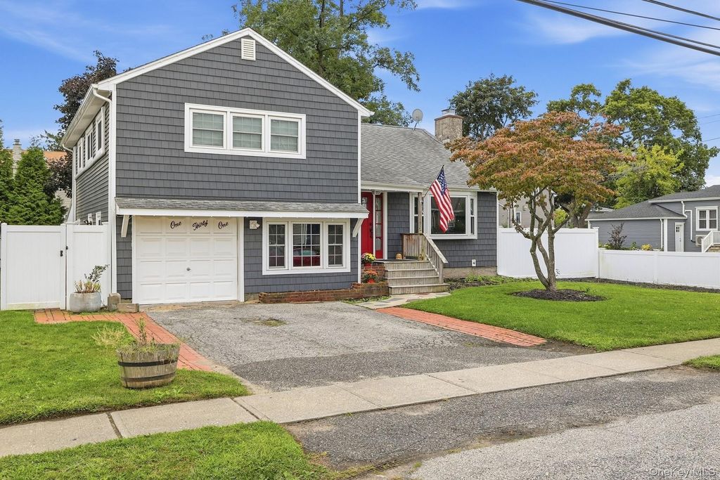 131 Fir Street, Lindenhurst, NY 11757 — photo 3