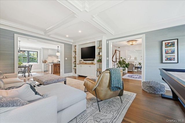 96 10th Street, Garden City, NY 11530