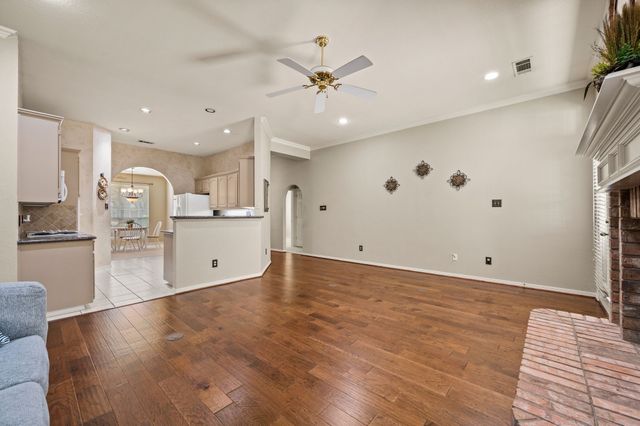 2732 Crystal Glenn Circle, Hurst, TX 76054