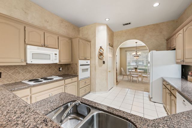 2732 Crystal Glenn Circle, Hurst, TX 76054