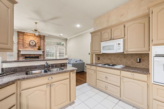 2732 Crystal Glenn Circle, Hurst, TX 76054