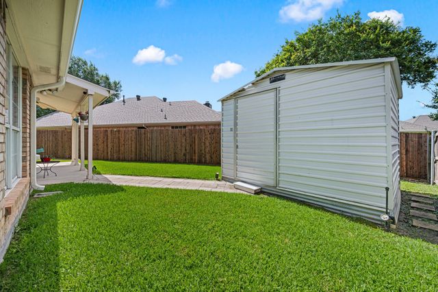2732 Crystal Glenn Circle, Hurst, TX 76054