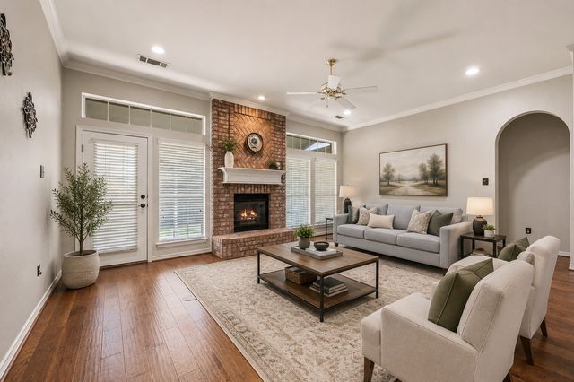 2732 Crystal Glenn Circle, Hurst, TX 76054
