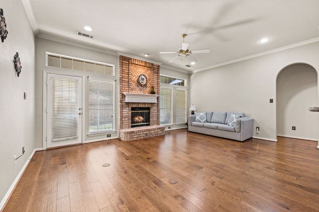 2732 Crystal Glenn Circle, Hurst, TX 76054