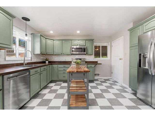 7270 Avrum Dr, Denver, CO 80221