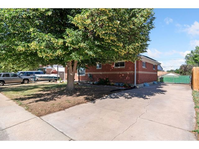 7270 Avrum Dr, Denver, CO 80221
