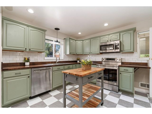 7270 Avrum Dr, Denver, CO 80221
