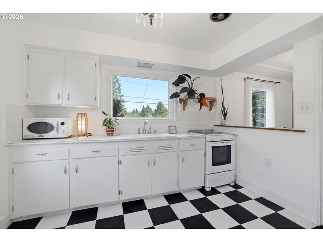 5726 Sw FLORIDA St, Portland, OR 97219