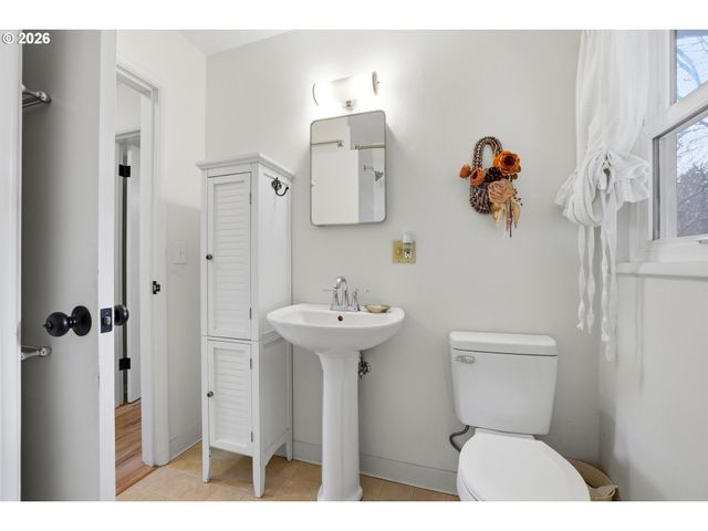 5726 Sw FLORIDA St, Portland, OR 97219