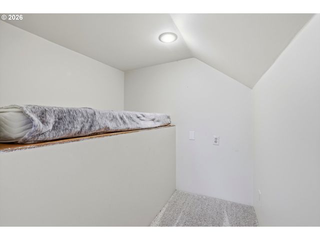 5726 Sw FLORIDA St, Portland, OR 97219