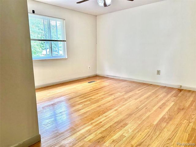 32307 Cambridge Drive, Warren, MI 48093