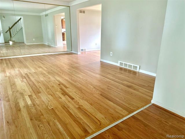 32307 Cambridge Drive, Warren, MI 48093