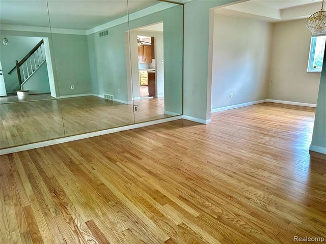 32307 Cambridge Drive, Warren, MI 48093