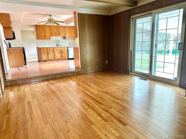 32307 Cambridge Drive, Warren, MI 48093