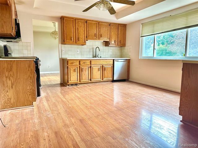 32307 Cambridge Drive, Warren, MI 48093