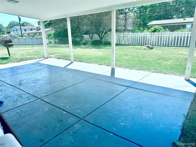 32307 Cambridge Drive, Warren, MI 48093