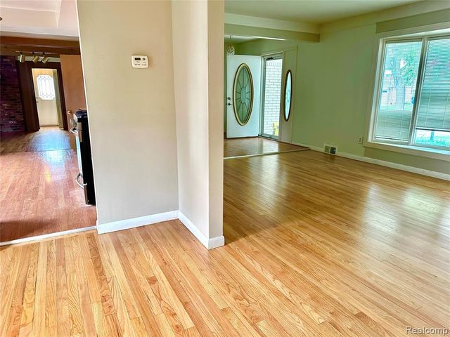 32307 Cambridge Drive, Warren, MI 48093