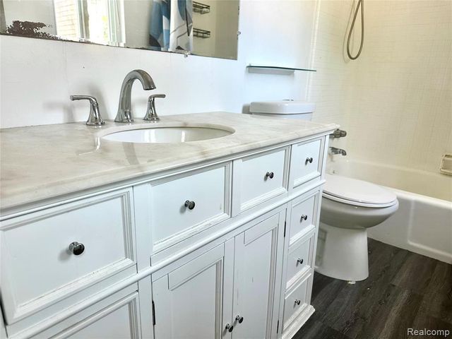 32307 Cambridge Drive, Warren, MI 48093