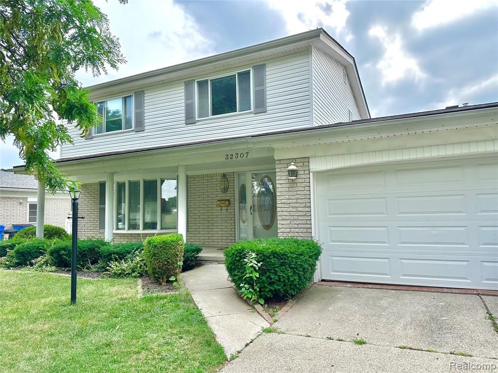 32307 Cambridge Drive, Warren, MI 48093