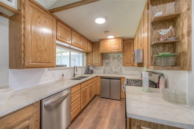 517 Lakeview Harbor, Onalaska, TX 77360