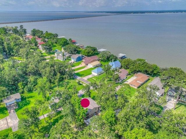 517 Lakeview Harbor, Onalaska, TX 77360