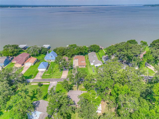 517 Lakeview Harbor, Onalaska, TX 77360