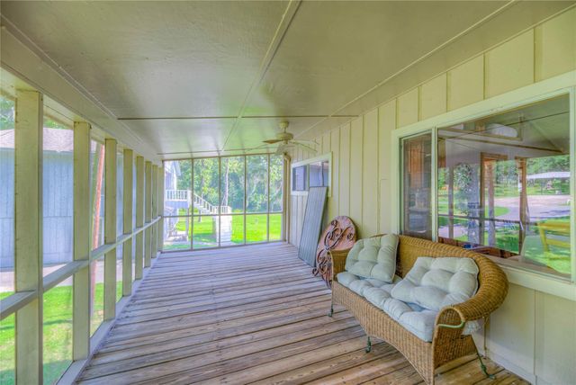 517 Lakeview Harbor, Onalaska, TX 77360