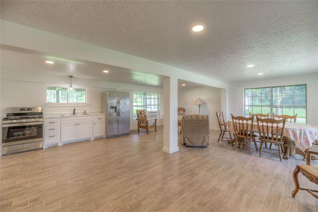 517 Lakeview Harbor, Onalaska, TX 77360