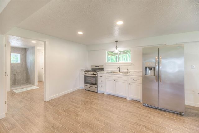 517 Lakeview Harbor, Onalaska, TX 77360