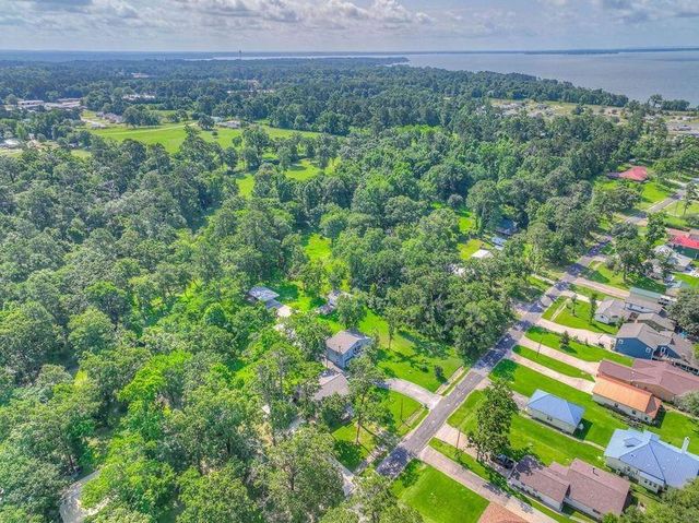 517 Lakeview Harbor, Onalaska, TX 77360