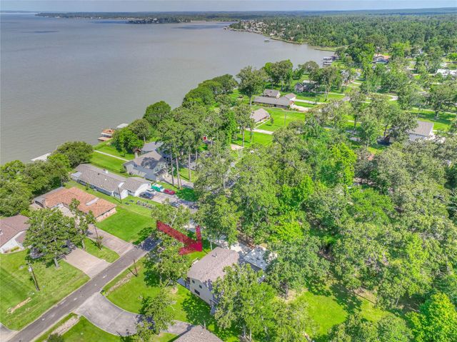 517 Lakeview Harbor, Onalaska, TX 77360