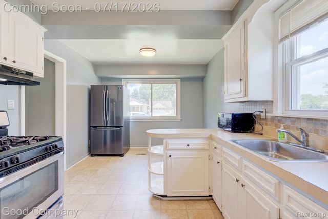 631 Saint Johns Street, Wyandotte, MI 48192