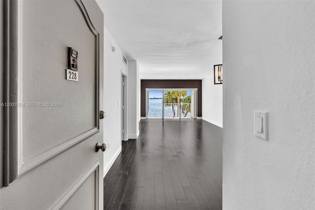 500 Bayview Dr 228, Sunny Isles Beach, FL 33160
