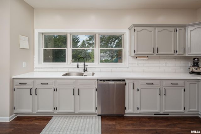 4230 JERSEY RIDGE Road, Davenport, IA 52807