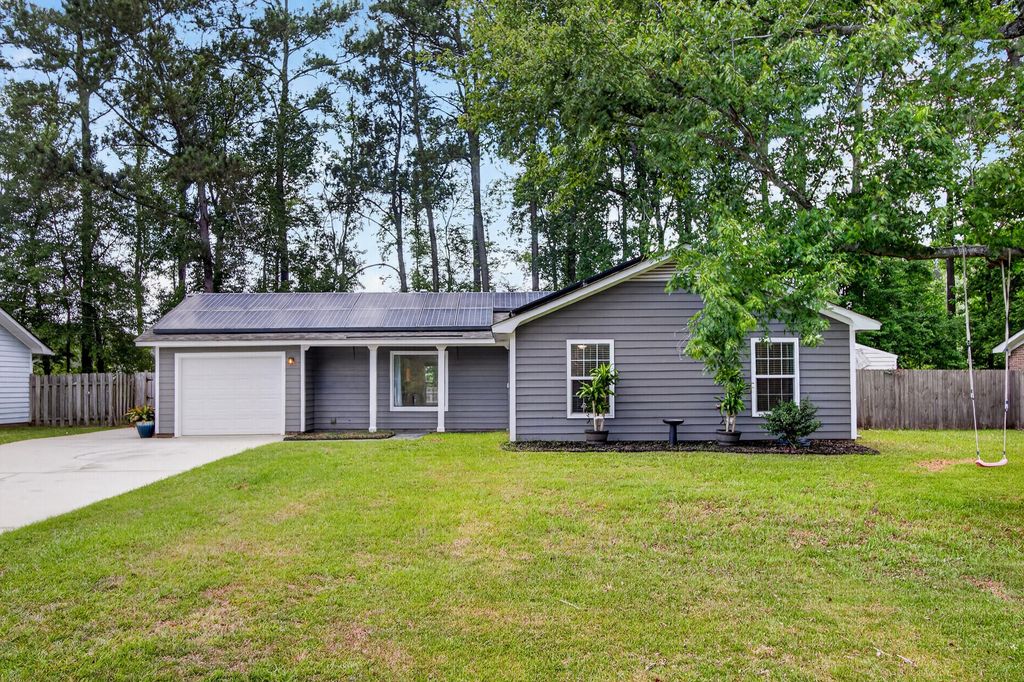 Image 1 of property listing at 450 Longleaf Drive, Summerville, SC 29483