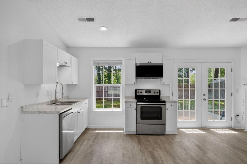 Image 10 of property listing at 450 Longleaf Drive, Summerville, SC 29483