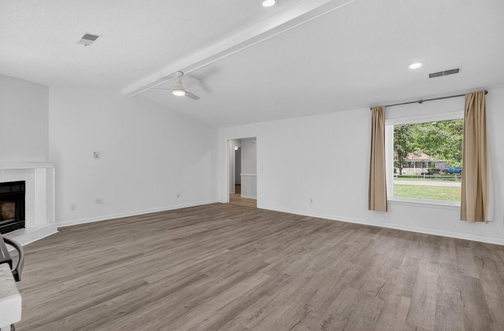 Image 11 of property listing at 450 Longleaf Drive, Summerville, SC 29483