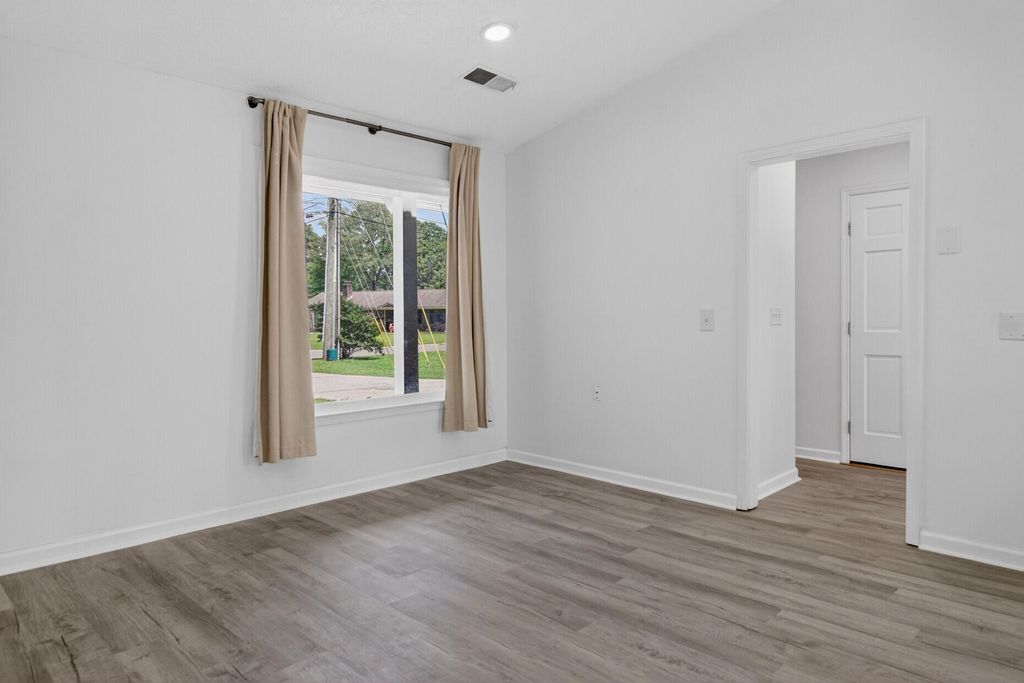 Image 12 of property listing at 450 Longleaf Drive, Summerville, SC 29483