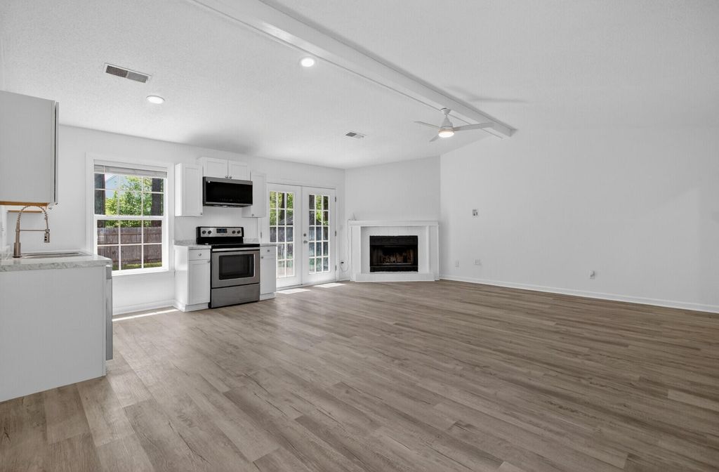 Image 13 of property listing at 450 Longleaf Drive, Summerville, SC 29483