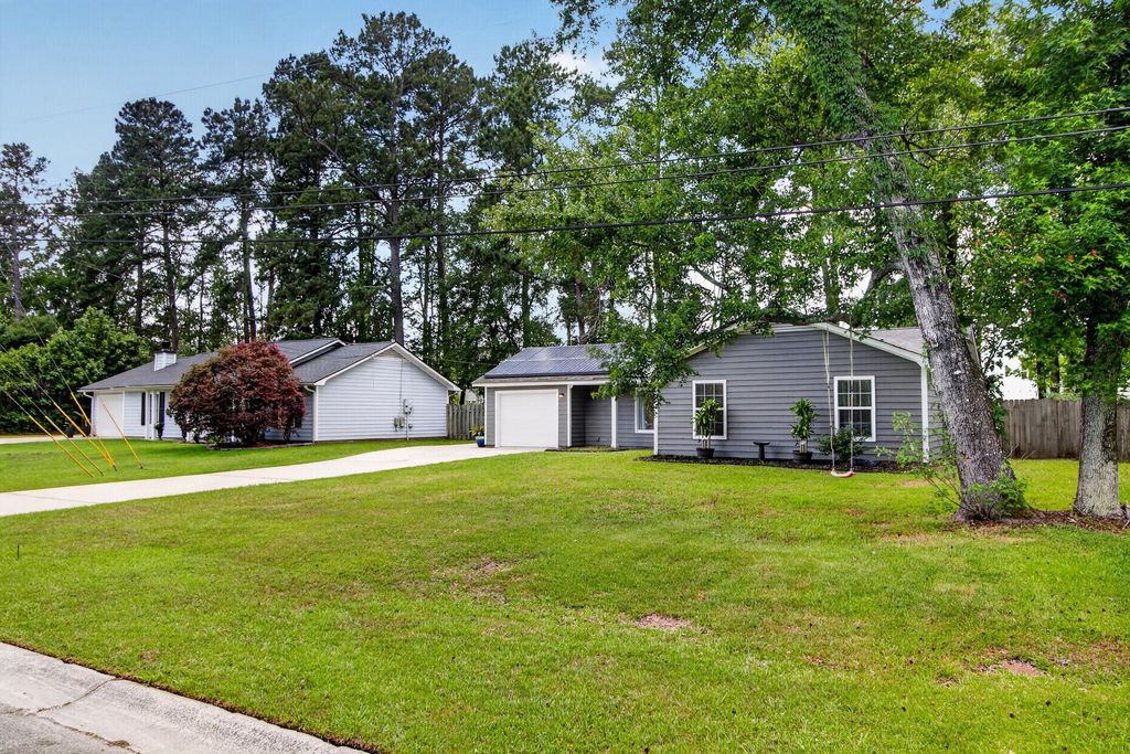 Image 2 of property listing at 450 Longleaf Drive, Summerville, SC 29483