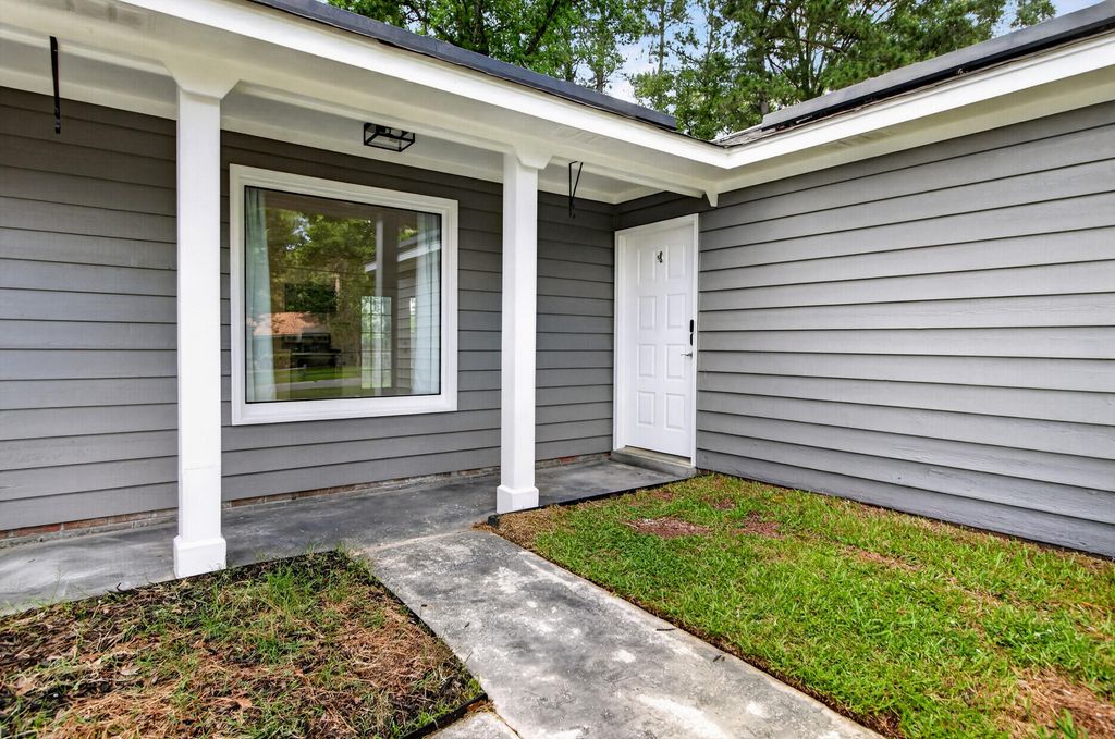 Image 3 of property listing at 450 Longleaf Drive, Summerville, SC 29483