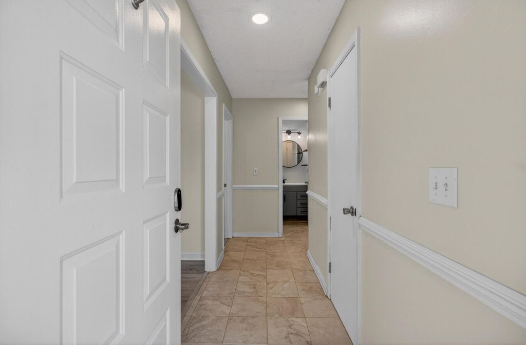 Image 4 of property listing at 450 Longleaf Drive, Summerville, SC 29483