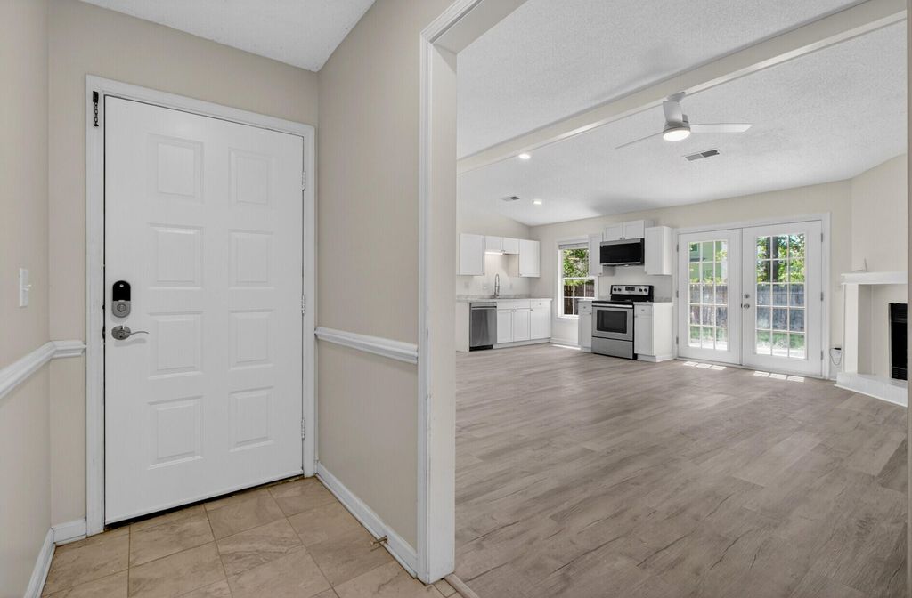 Image 5 of property listing at 450 Longleaf Drive, Summerville, SC 29483