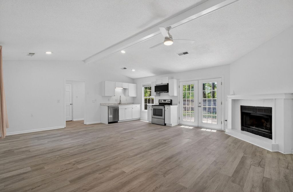 Image 6 of property listing at 450 Longleaf Drive, Summerville, SC 29483